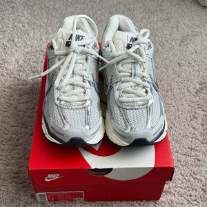 Nike Vomero 5. Photon dust/chrome-gridiron colorway